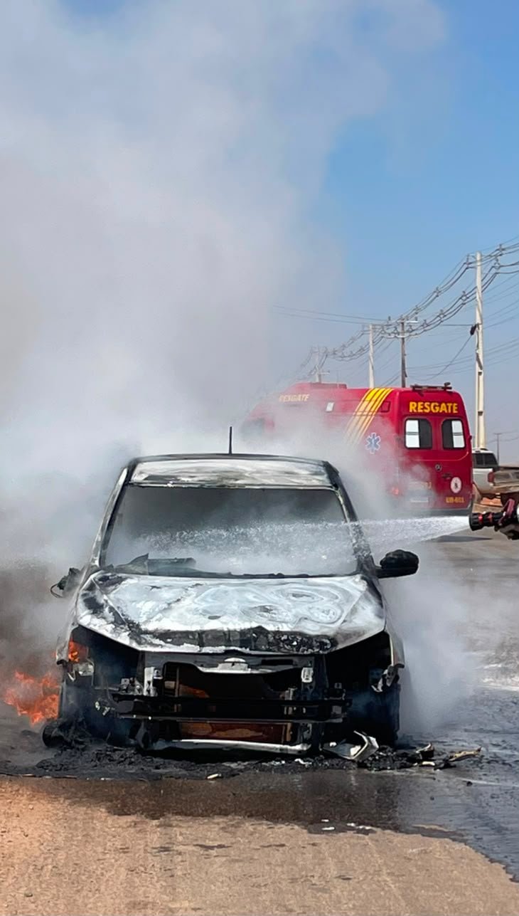 Carro pega fogo e mobiliza bombeiros durante atendimento nesta manhã em Matupá
