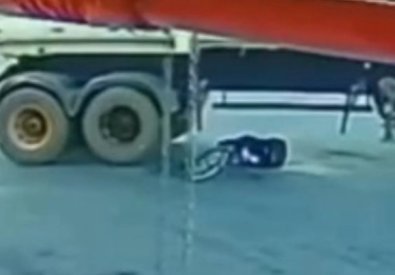 Menino escapa por pouco após ser atropelado e arrastado por caminhão