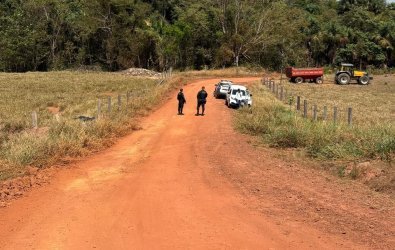 Trabalhador morre arremessado de trator após bater contra cerca