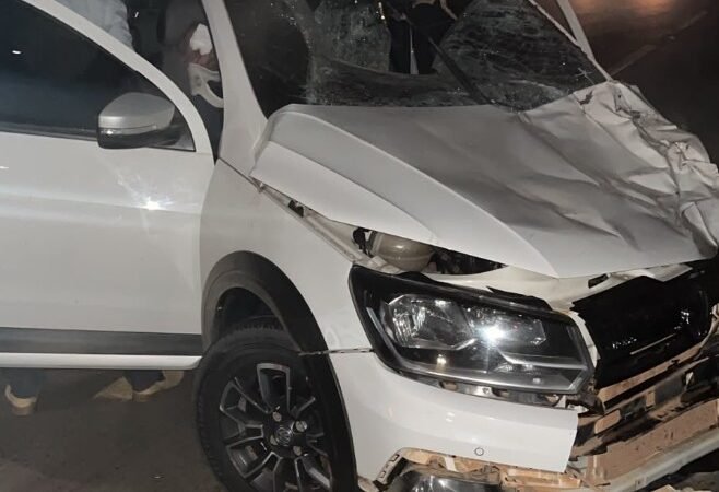 Carro atropela bovino e três pessoas ficam feridas durante acidente na MT-208 em Carlinda