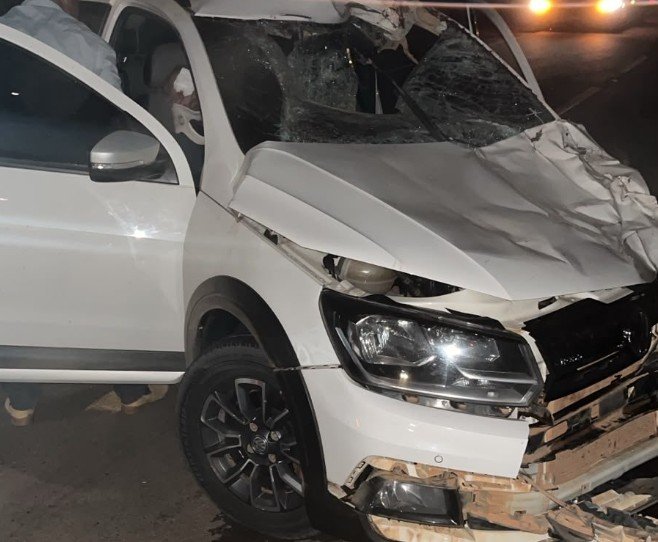 Carro atropela bovino e três pessoas ficam feridas durante acidente na MT-208 em Carlinda