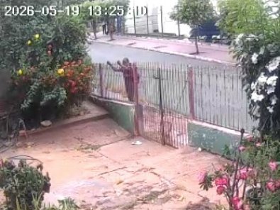 Bandido ameaça idosa com faca e rouba relógio de R$ 500 mil; vídeo