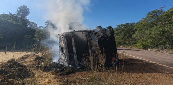 Veículo pega fogo após tombar na MT-320, próximo a Nova Santa Helena