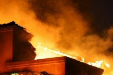 Menina de 3 anos morre carbonizada após incêndio em casa