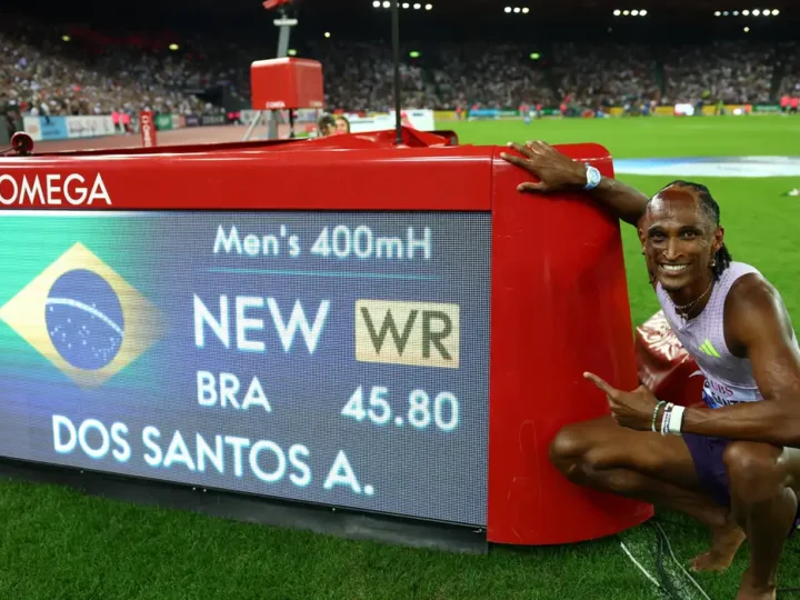 Alison dos Santos quebra recorde mundial dos 400m com barreiras