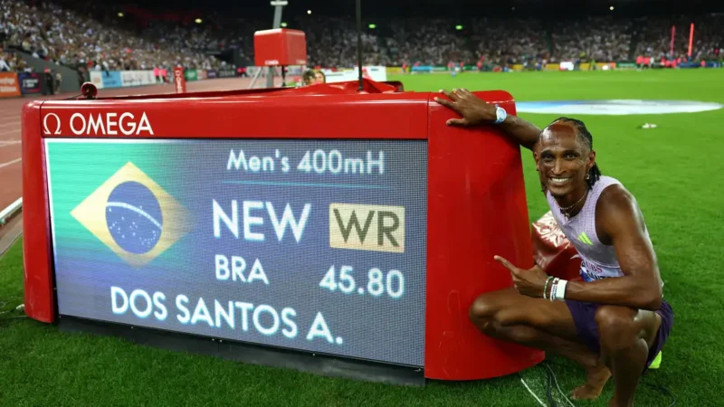 Alison dos Santos quebra recorde mundial dos 400m com barreiras