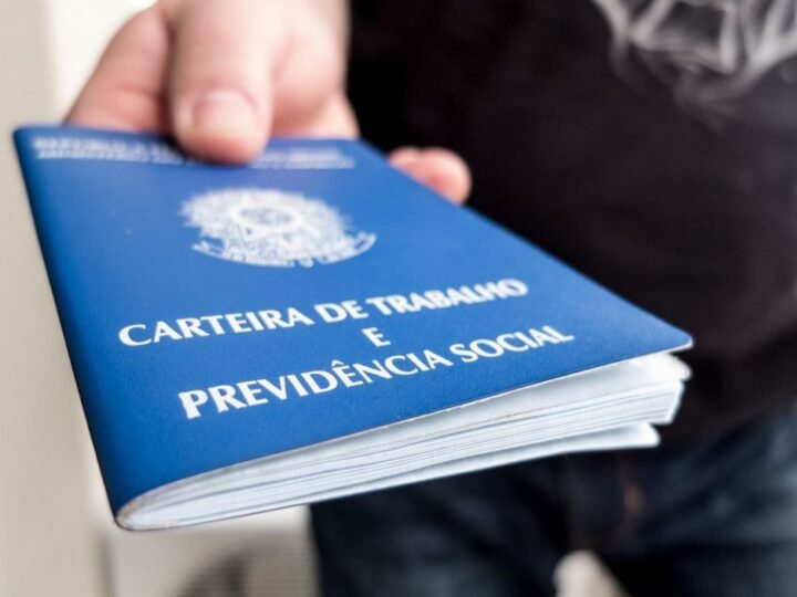 Geração de empregos no Brasil cai pela metade em julho