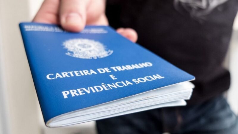 Geração de empregos no Brasil cai pela metade em julho