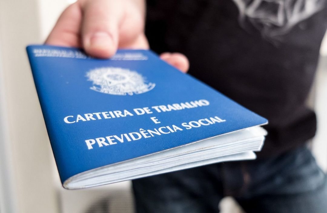 Geração de empregos no Brasil cai pela metade em julho