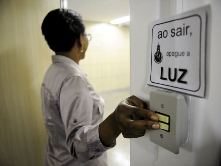 Bandeira tarifária segue amarela em agosto