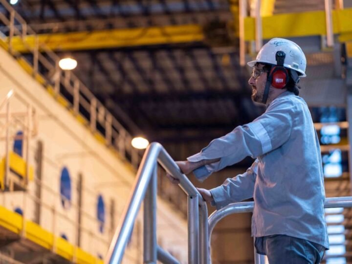 Produção industrial recua em junho