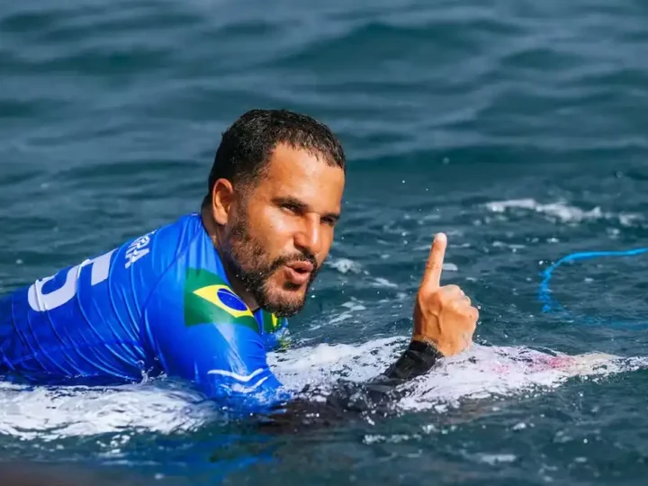 WSL: Ítalo Ferreira domina tubos em Teahupo’o e avança às semifinais