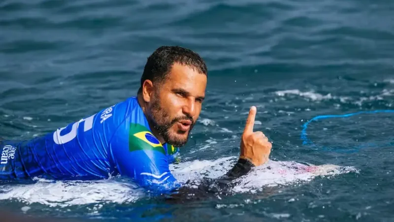 WSL: Ítalo Ferreira domina tubos em Teahupo’o e avança às semifinais
