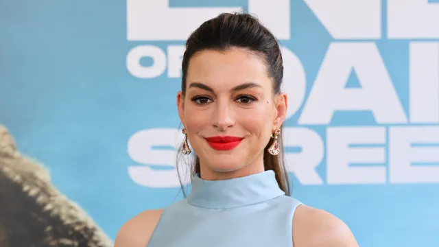 Grávida, Anne Hathaway exibe barriguinha em estreia de ‘O Fim da Rua’