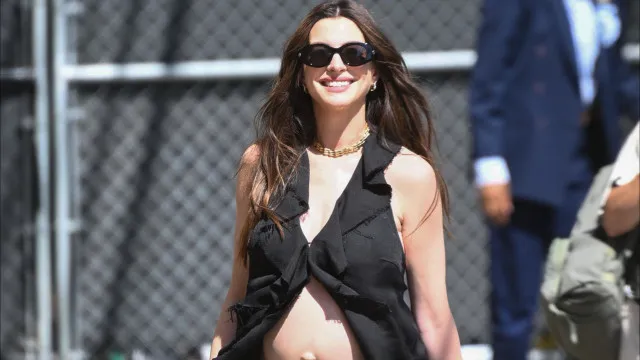 Barriga de grávida falsa? Anne Hathaway cala os rumores