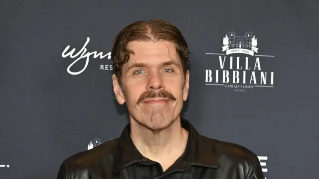 Perez Hilton segue internado duas semanas após crise durante live