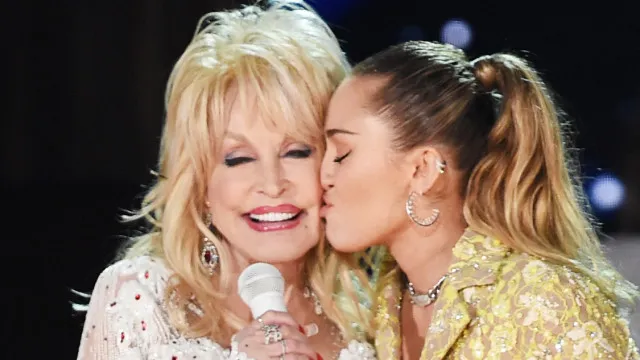 ‘Tenho um anjo ao meu lado’, diz Miley Cyrus sobre morte de Dolly Parton