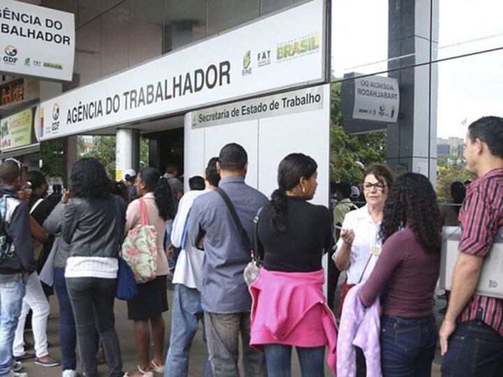 Taxa de desocupação cai no segundo trimestre no país