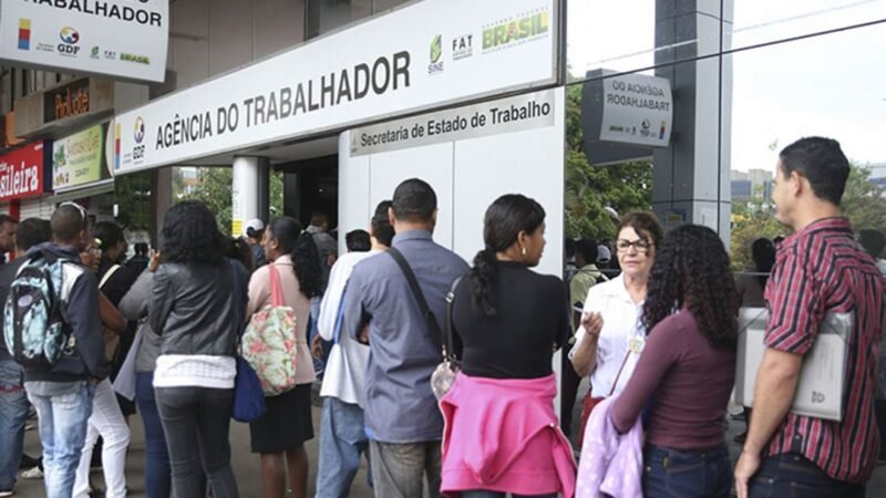 Taxa de desocupação cai no segundo trimestre no país
