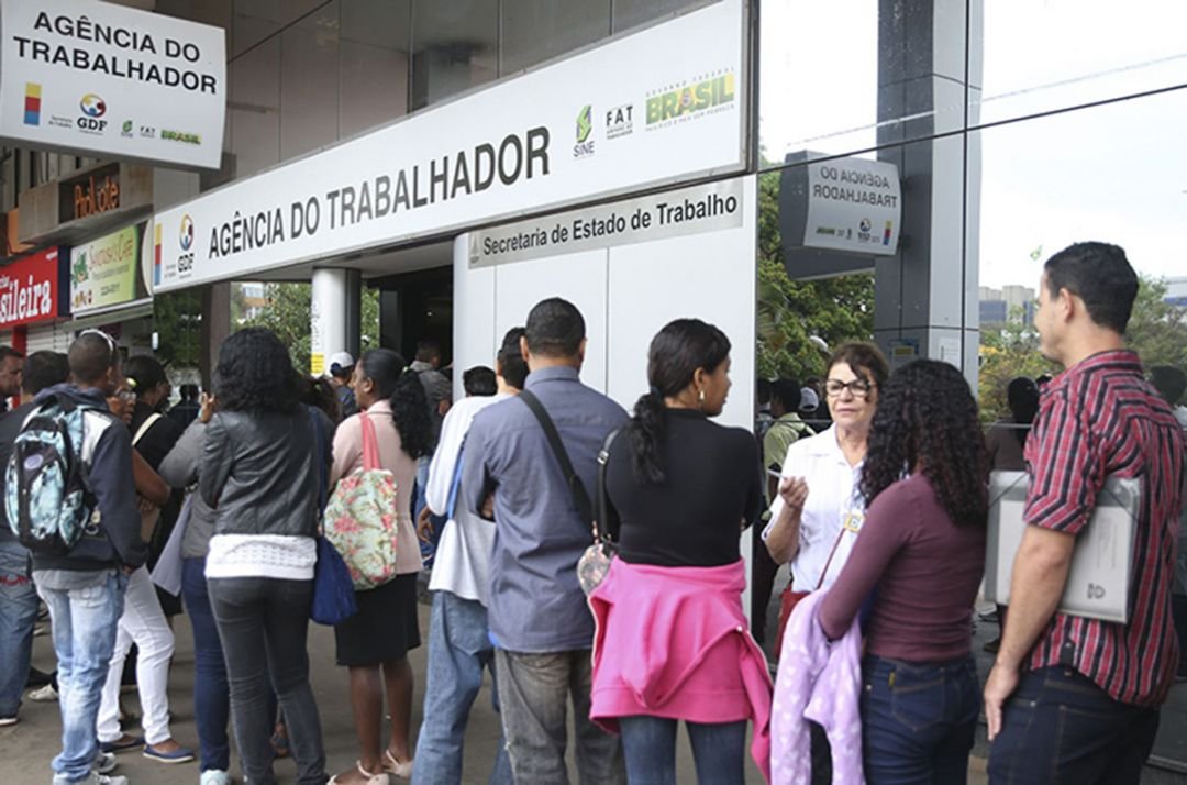 Taxa de desocupação cai no segundo trimestre no país
