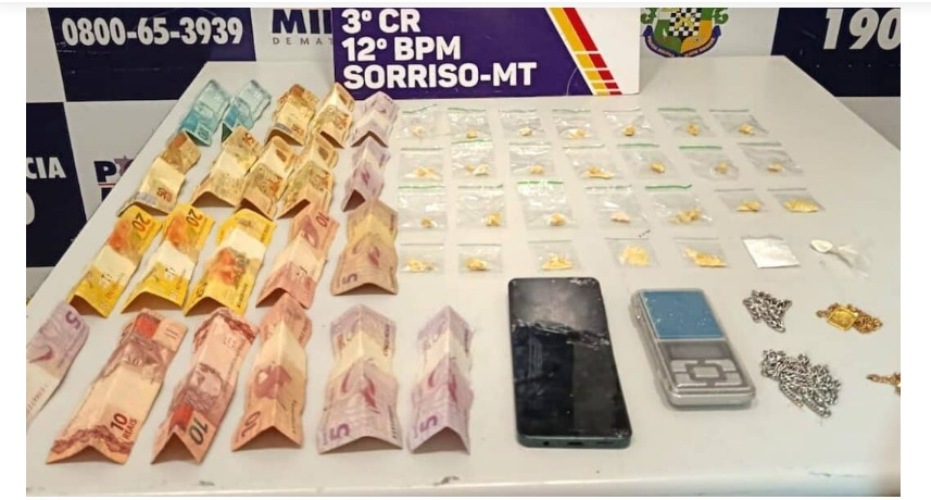 Polícia fecha ponto de tráfico e prende três suspeitos após denúncia