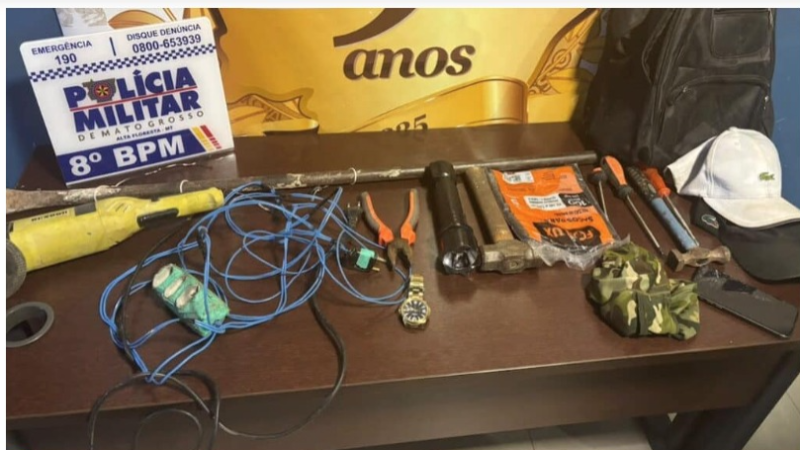 Foragido é flagrado tentando furtar celulares e arrombar cofre de loja