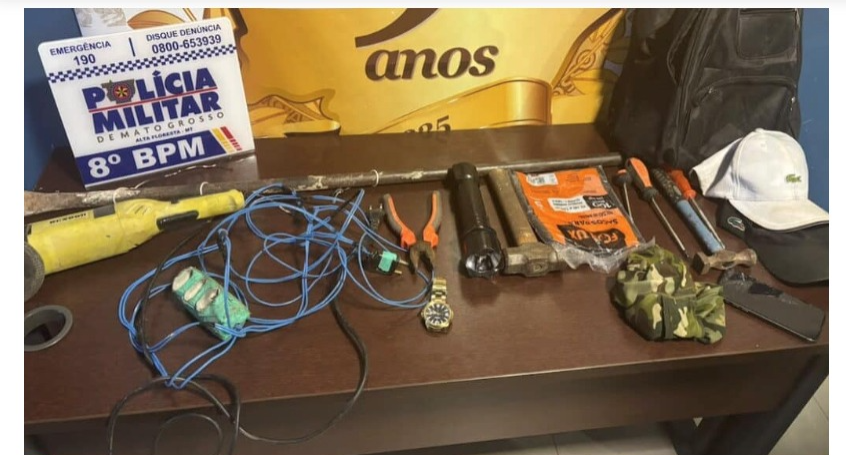 Foragido é flagrado tentando furtar celulares e arrombar cofre de loja