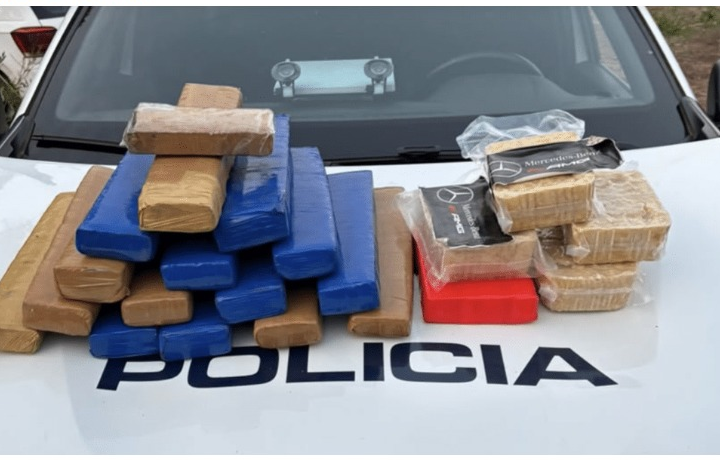 Motorista foge de abordagem e abandona carro com quase 20 kg de drogas