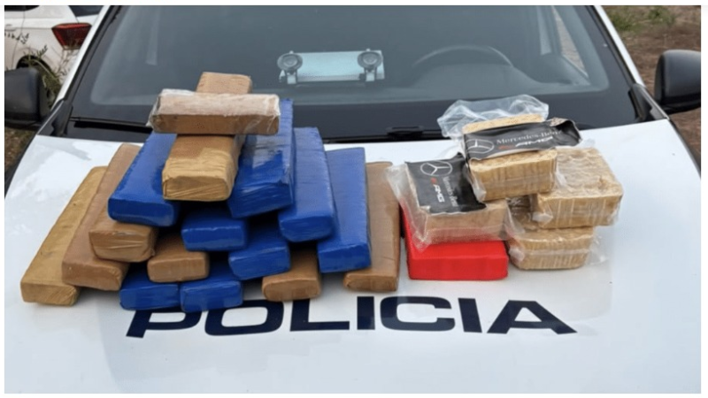 Motorista foge de abordagem e abandona carro com quase 20 kg de drogas