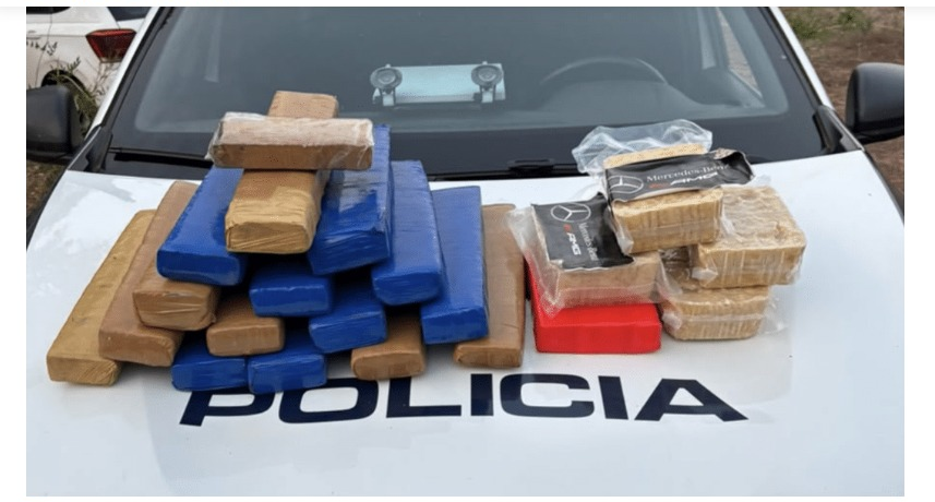 Motorista foge de abordagem e abandona carro com quase 20 kg de drogas