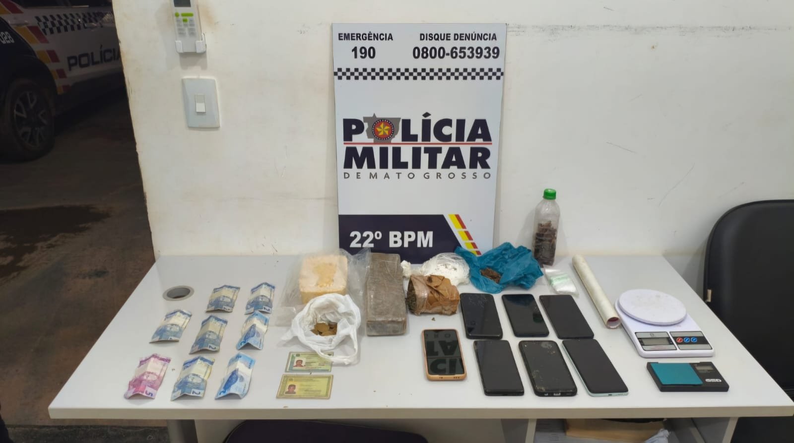 “Se entrar aqui, é bala”: PM encontra drogas e prende dois suspeitos durante ocorrência de violência contra mulher em Peixoto de Azevedo