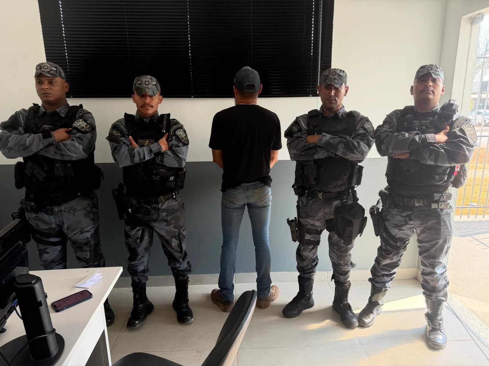 Homem é preso após PM confirmar mandado de prisão em aberto durante abordagem