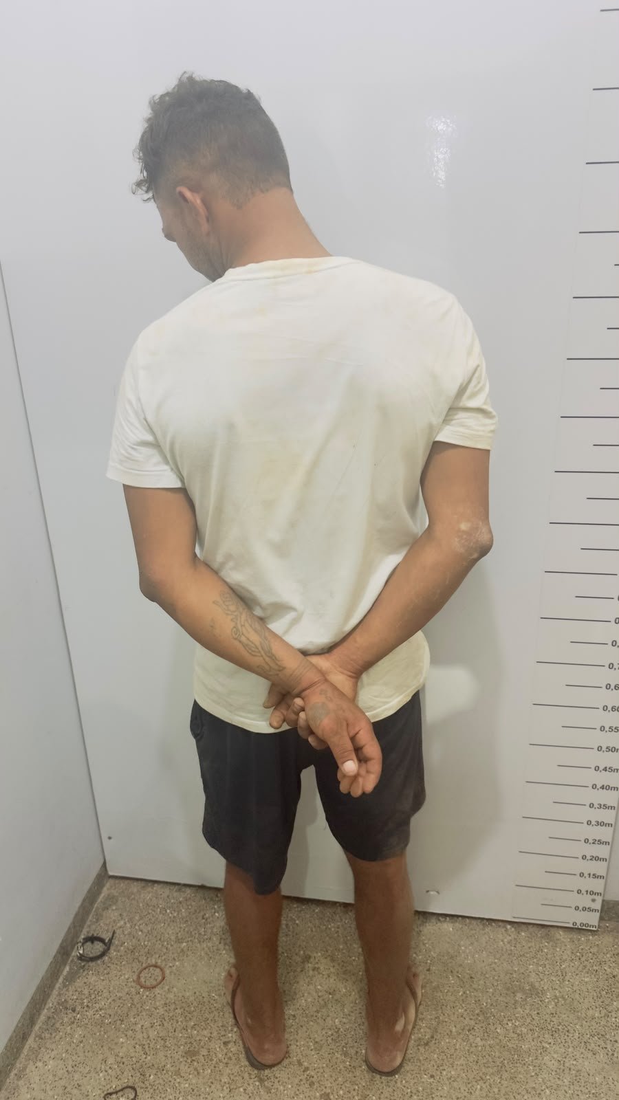 Pervertido preso: homem com vasta ficha criminal abaixa as calças na frente de alunas de escola militar em Peixoto de Azevedo