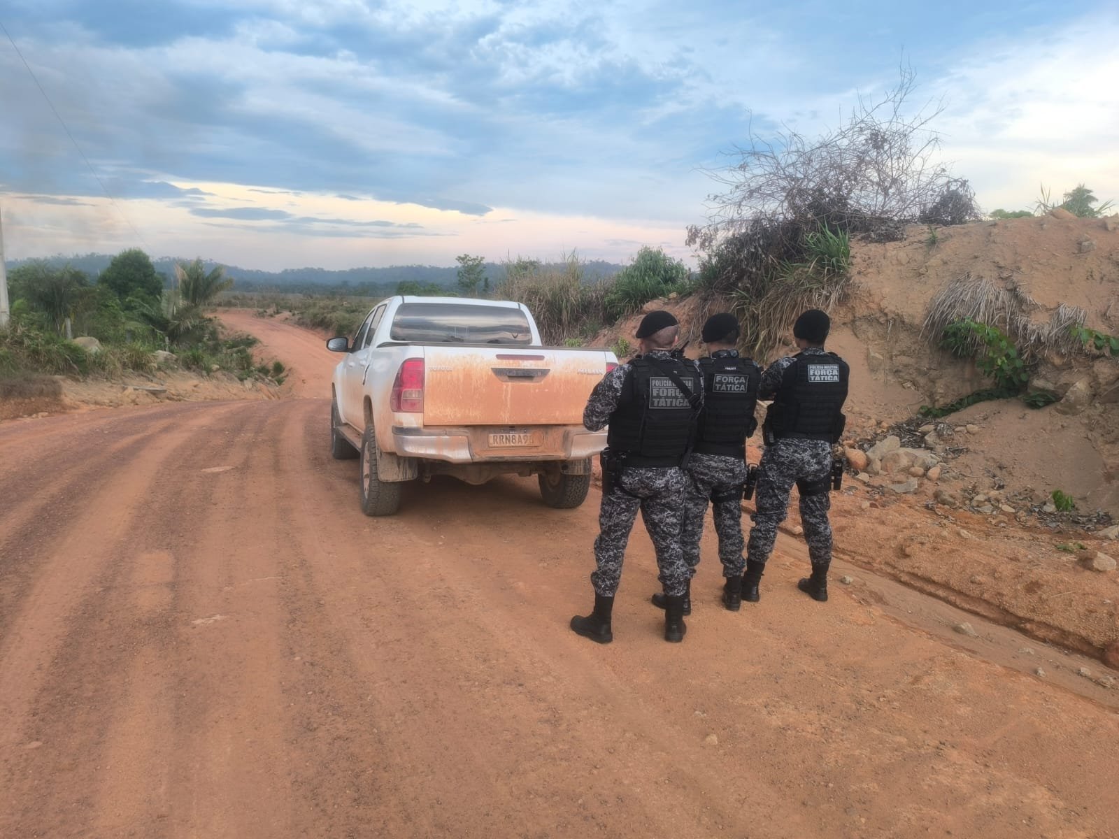 Criminosos armados rendem quatro pessoas e roubam Hilux e mais de 100 gramas de ouro no Nortão