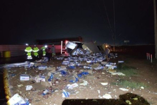 Motoristas saqueiam carga de carne após carreta tombar na BR-163 em Sorriso