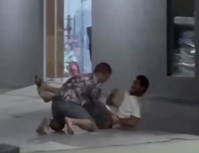 Vídeo mostra maníaco atacando homem com pedradas até desmaiar