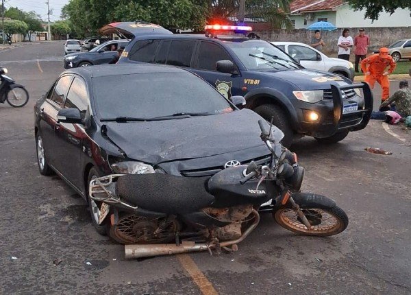Moto e Corolla batem em cruzamento e deixam dois feridos em Colíder