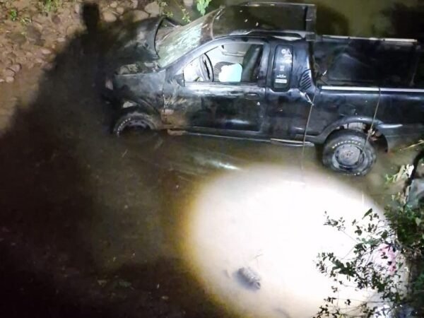 Acidente impressionante: Fiat Strada capota e para dentro de córrego em Alta Floresta