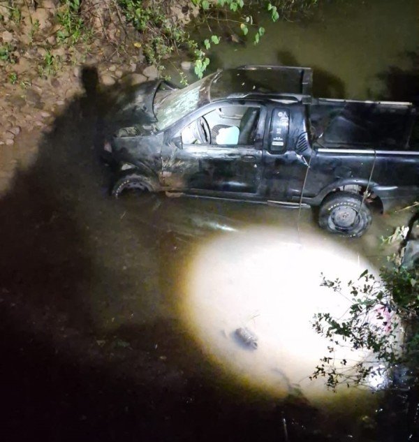 Acidente impressionante: Fiat Strada capota e para dentro de córrego em Alta Floresta