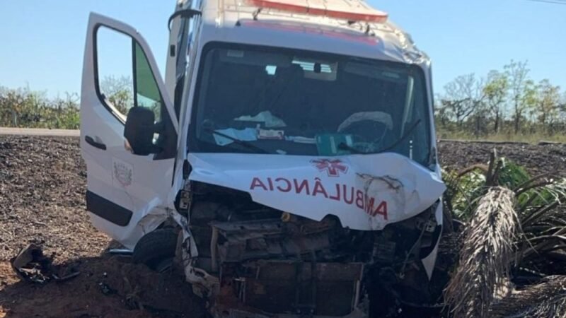 Ambulância bate de frente com Corolla e gestante dá à luz após acidente em MT