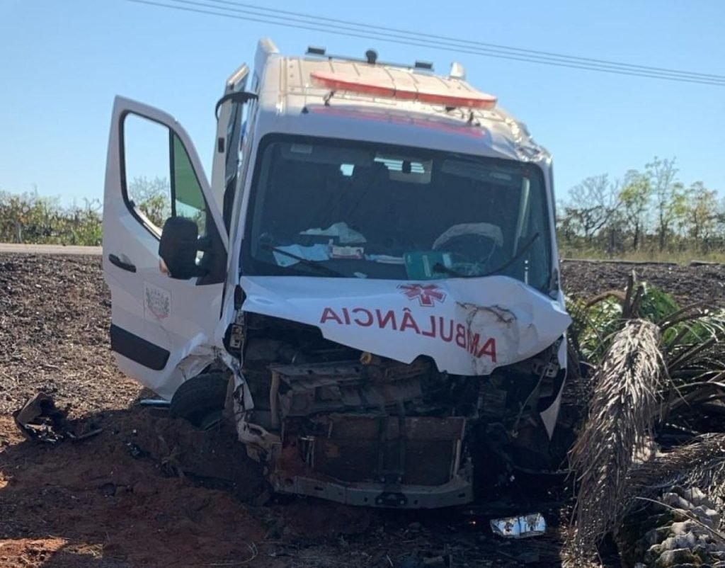Ambulância bate de frente com Corolla e gestante dá à luz após acidente em MT