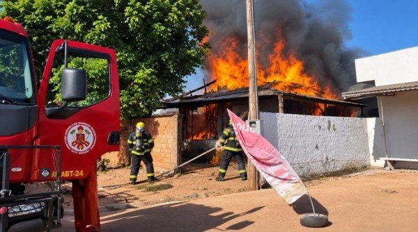 Incêndio destrói residência de madeira e ameaça imóvel vizinho em Guarantã do Norte