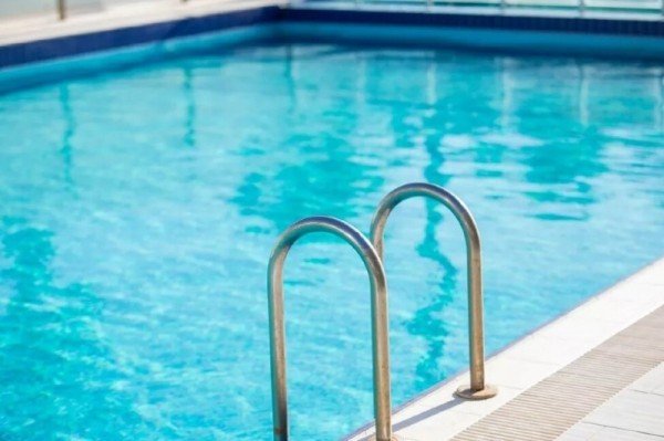 Bebê de um ano morre afogada em piscina de casa