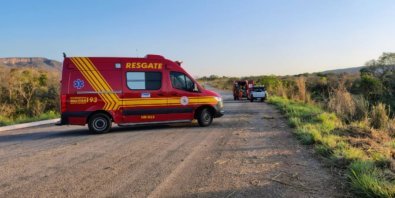 Gol capota e deixa família ferida; criança estava no carro