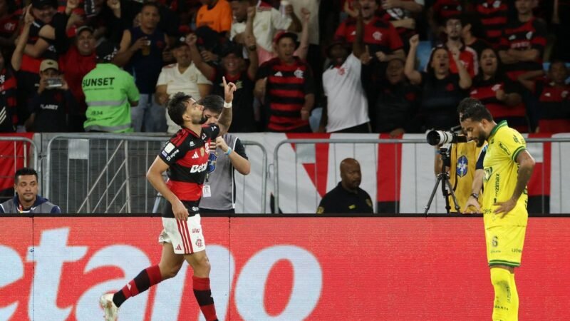 Flamengo vence e fica a um ponto do Palmeiras, líder do Brasileirão