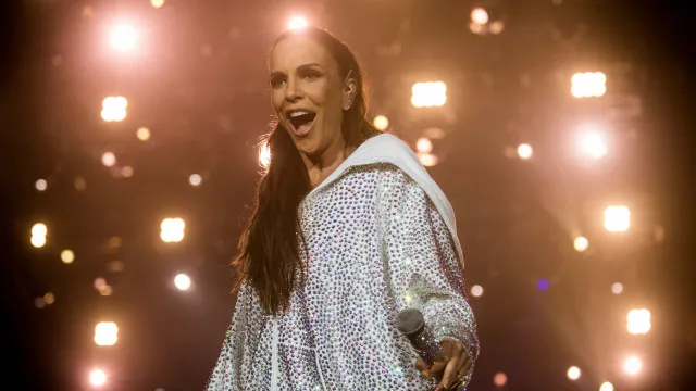Ivete Sangalo faz ‘L’ com a mão após ouvir público gritando nome de Lula durante show