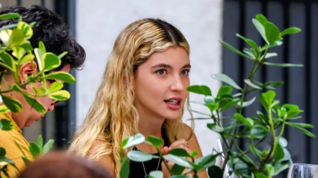 Alanis Guillen aparece loira em passeio no Rio e surpreende com novo visual