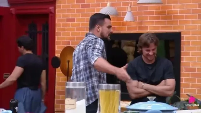 ‘Você é um macho escroto’, diz René Thirstan para Daniel Erthal, em A Fazenda 18