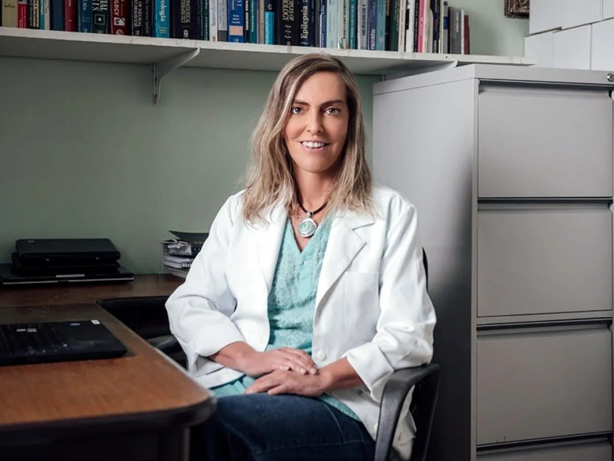 Cientista chora ao relatar fila de 500 pacientes e critica novas regras para acesso à polilaminina