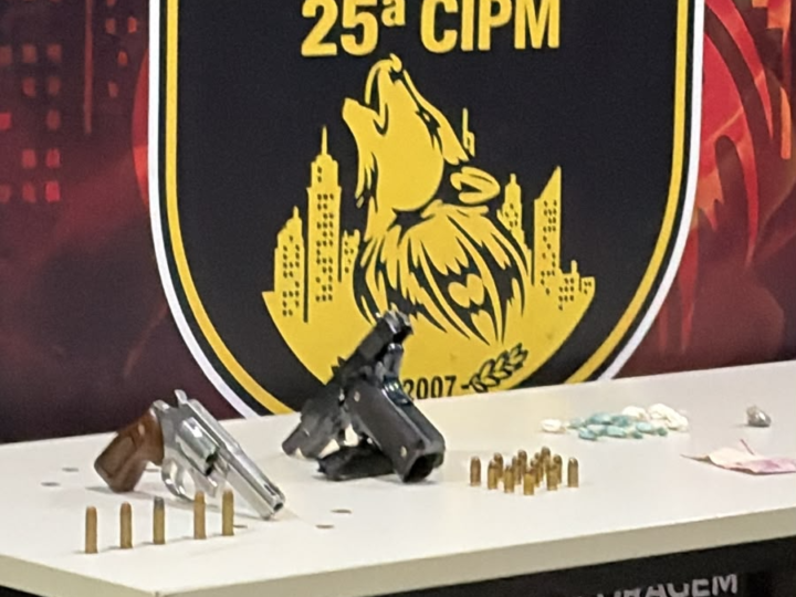 Dupla suspeita de integrar facção é presa com armas e drogas durante rondas policiais